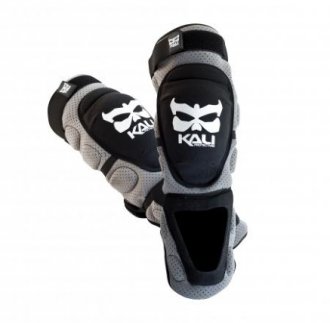Защита колено/голень Kali Protectives AAZIS™ PLUS 180 M Black Правильные материалы, в правильном месте. KALI продолжает придерживаться этих правил при изготовлении защиты колено-голени AAZIS™. Все что нужно для защиты и ничего лишнего.