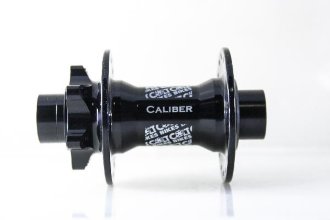 Втулка передняя Colt Bikes Caliber 32H 6 болтов QR/20mm/15mm/9mm Передняя втулка Colt Bikes Caliber 2013 имеет увеличенные фланцы, что хорошо отражается на общей жесткости колеса. Новая система сменных чашек позволяет конвертировать втулку под ось 15мм или эксцентрик.